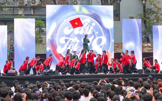 Tuổi trẻ THPT Việt Đức (Hà Nội) bùng nổ cảm xúc với "Khi tôi 18"
