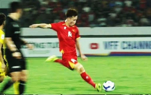 Dân mạng xuýt xoa khi Hoàng Đức ‘nã đại bác’ rung chuyển khung thành Malaysia