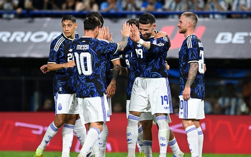 Messi gây sốt khi nhường cơ hội sút penalty cho đồng đội