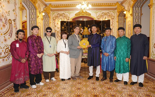 Đoàn phim 'Hoàng hậu cuối cùng' trao tặng bộ sưu tập gốm Bát Tràng độc bản cho Cố đô Huế,