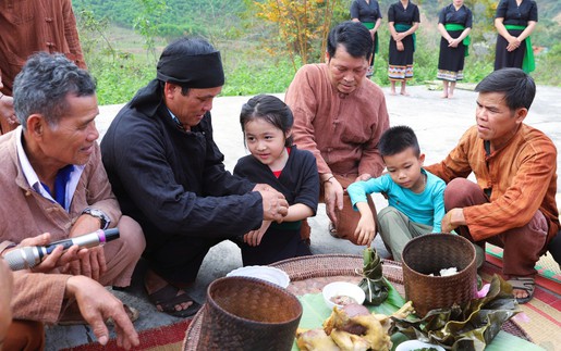 Ngày Văn hóa các dân tộc Việt Nam 19/4: Nghi thức buộc chỉ cổ tay của người Ơ Đu