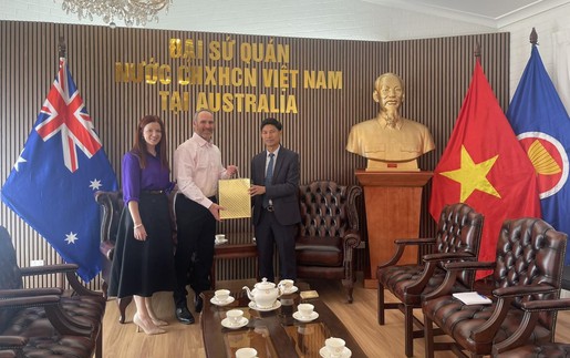 Con trai cựu binh Australia trao lại cuốn nhật ký của liệt sĩ QĐND Việt Nam