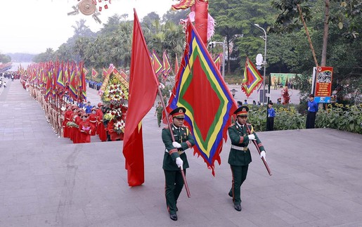  “Dù ai đi ngược về xuôi/ Nhớ ngày Giỗ Tổ mùng Mười tháng Ba