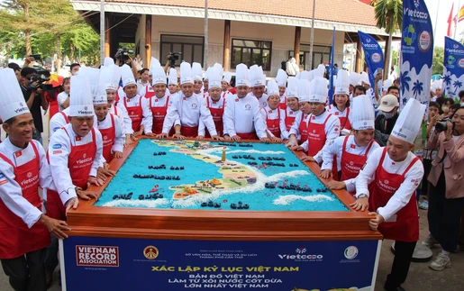Xác lập kỷ lục "Bản đồ Việt Nam làm từ xôi nước cốt dừa lớn nhất Việt Nam"