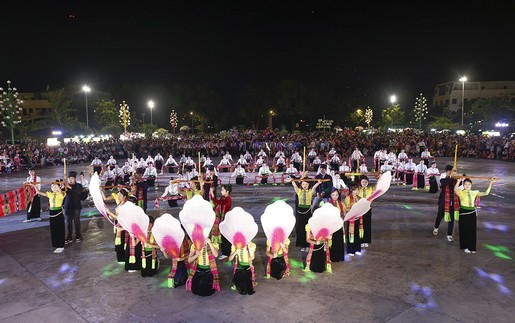 Ấn tượng hội thi "Lung linh vòng Xòe" năm 2026 tại Lào Cai