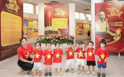 Bảo tàng Hồ Chí Minh thu hút đông du khách dịp kỷ niệm 136 năm Ngày sinh của Bác
