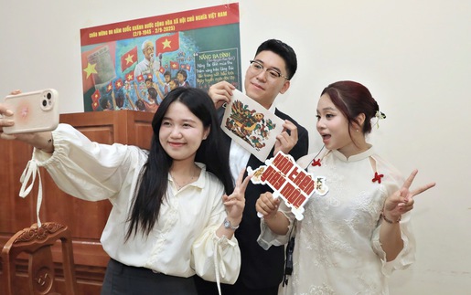 Người trẻ 'đánh thức' tranh Đông Hồ bằng công nghệ và sáng tạo mới
