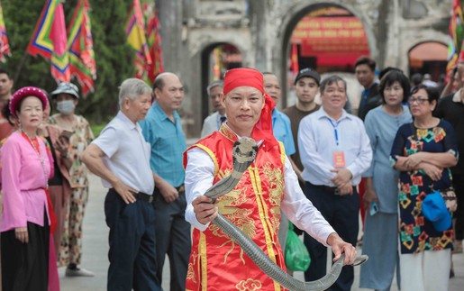 Đến Lễ hội làng Lệ Mật xem biểu diễn múa rắn độc đáo