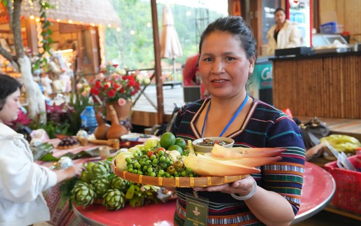 Liên hoan văn hóa cồng chiêng và ẩm thực dưới chân núi Lang Biang