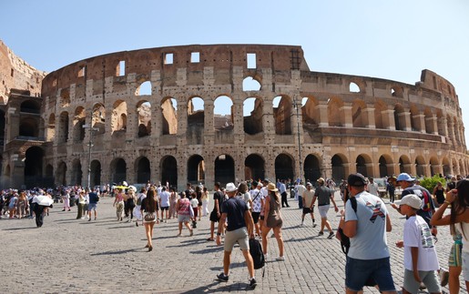 Tây Ban Nha và Italy chạm ngưỡng tới hạn về du lịch