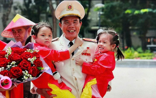 Hà Nội rực rỡ cờ hoa, người dân lưu giữ những khoảnh khắc Tết Độc lập