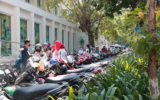 Lượng khách đổ về đông, các điểm gửi xe tại Hà Nội quá tải
