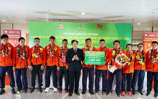 'Mưa' tiền thưởng cho quần vợt Việt Nam sau SEA Games 30