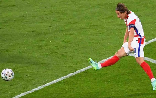 Luka Modric gây bão với cú trivela làm tung lưới Scotland