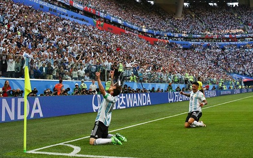 Argentina vào vòng 1/8: Để giữ lại những nụ cười Messi...