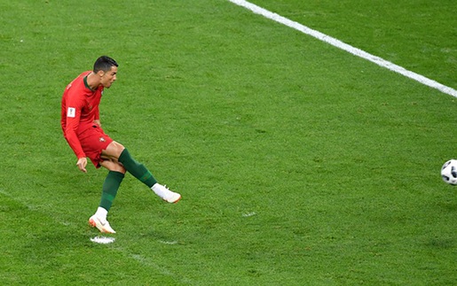 Ronaldo sút hỏng penalty vì bắt chước Messi, không chịu nổi áp lực từ... Harry Kane