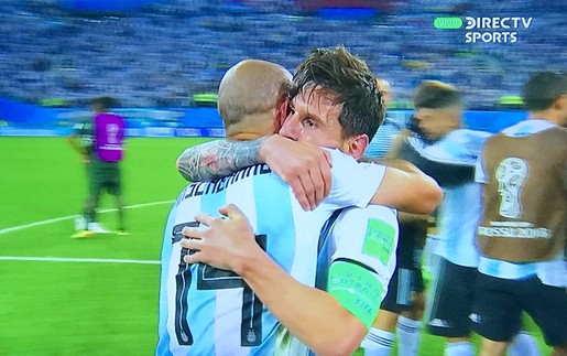 CHÙM ẢNH: Messi vui sướng để Rojo 'cõng', gục đầu vào vai Mascherano bật khóc