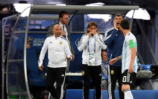 HLV Sampaoli phải 'xin phép' Messi để được thay Aguero vào sân