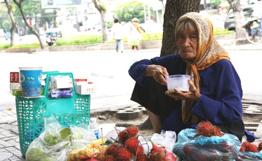 Tình người trên vỉa hè Hà Nội