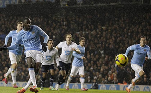 'Hủy diệt' Tottenham, Man City chiếm ngôi đầu Premier League từ Arsenal