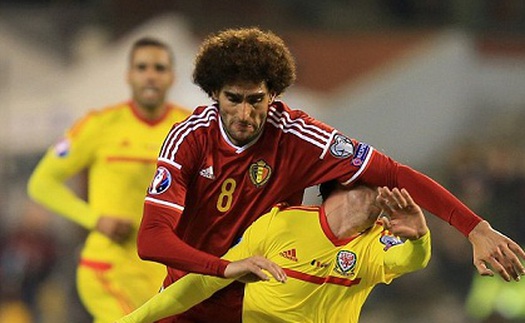 Fellaini đánh cùi chỏ khiến Joe Allen chảy máu mũi