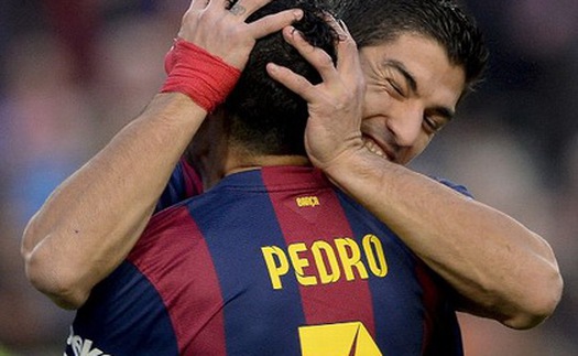 Suarez ăn mừng bàn thắng đầu tiên ở Liga bằng cách… cắn người