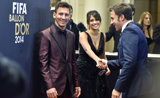 CHÙM ẢNH Trên thảm đỏ Gala Quả bóng Vàng 2014: Vợ Messi mặc đồ gợi cảm, che mờ... chồng