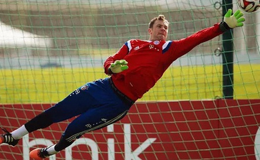 VIDEO: Manuel Neuer lại băng ra cách khung thành 35m để phá bóng