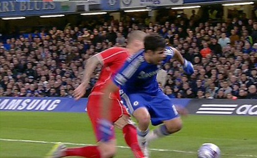 Chelsea bị trọng tài tước 2 quả penalty ở trận thắng Liverpool?