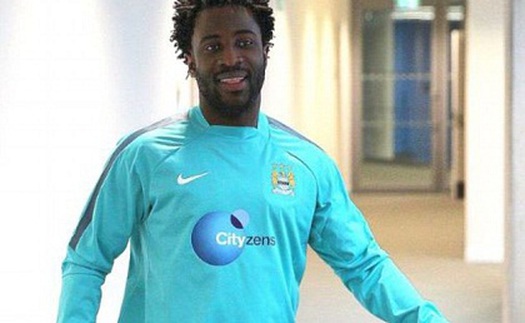 Wilfried Bony cuối cùng đã đặt chân tới Man City