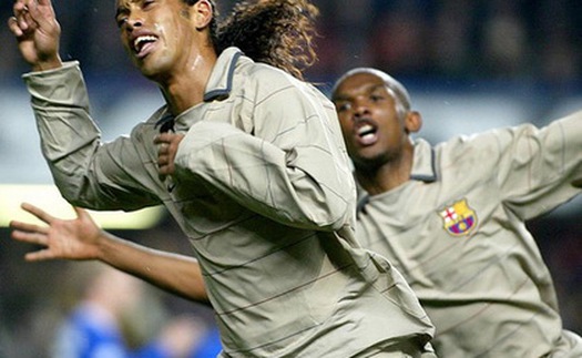 VIDEO: Tròn 10 năm cú lắc hông ảo diệu của Ronaldinho làm tung lưới Chelsea