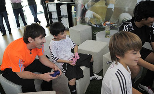 Tự sự của Lionel Messi: "Đừng coi thường, tôi là Vua Play Station đấy!"