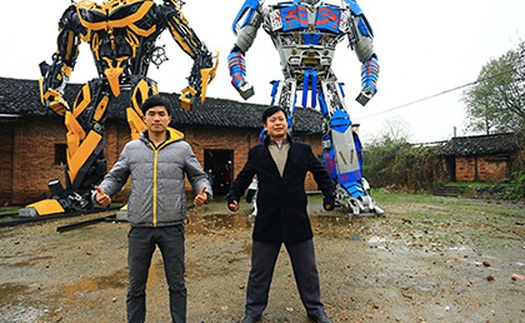 Hai cha con Trung Quốc thành sao nhờ chế robot 'Transformers'