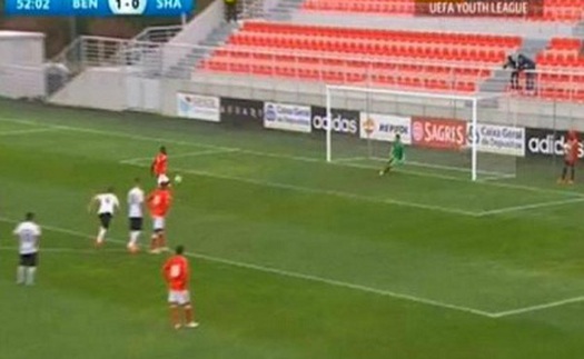 Sao trẻ Benfica gây cười với cú Panenka siêu tệ