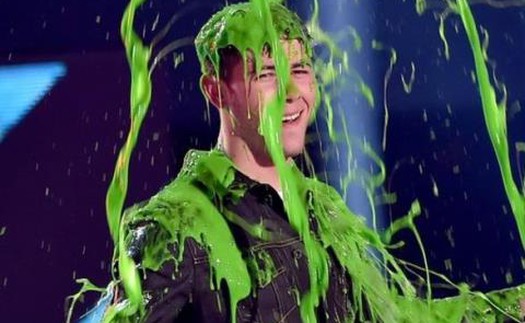 Nick Jonas sao bị phun nhớt xanh ở giải Kids' Choice