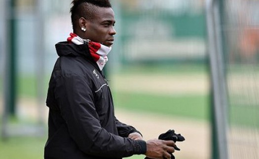 Balotelli... quên mình là cầu thủ Liverpool, cổ vũ cho Man City