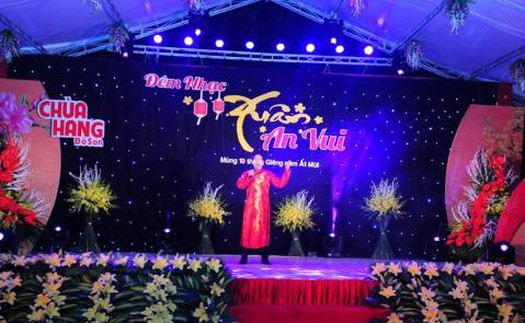 Viết tiếp loạt bài “Có một giới ca sĩ ngoài showbiz”: Show & cát-sê - trên trời & dưới đất