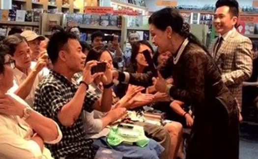 CHÙM ẢNH: Khánh Ly đưa mic cho khán giả hát "Huế, Sài Gòn, Hà Nội"