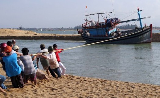 Sóng to, gió lớn gây chìm tàu 32 thủy thủ được cứu kịp thời