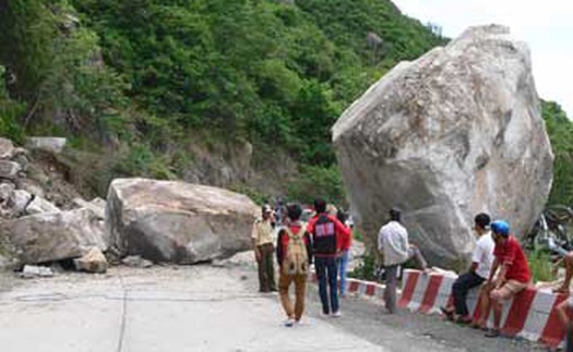 Cơn bão số 1: Tảng đá chục tấn 'treo' trên đầu dân xã An Sơn, Hải Phòng