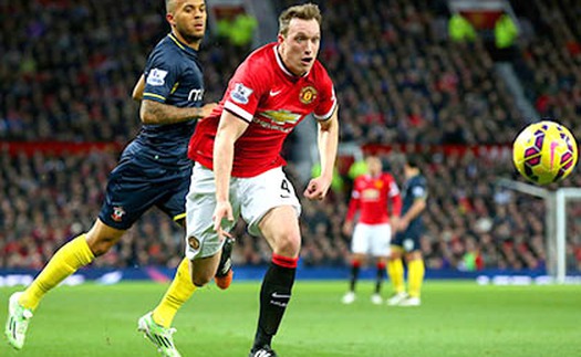 Hàng thủ Man United: Bao giờ Phil Jones mới lớn?