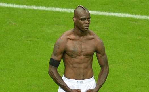 Tròn 3 năm màn ăn mừng khó quên của Balotelli ở EURO 2012