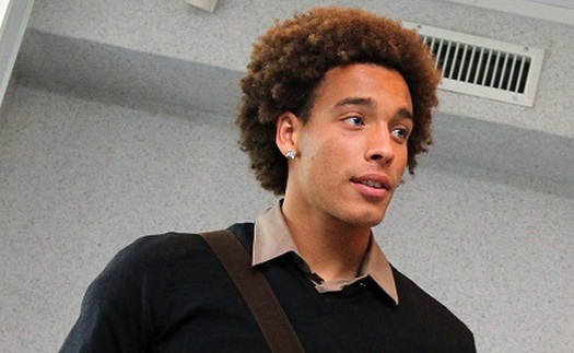 Axel Witsel gật đầu với AC Milan