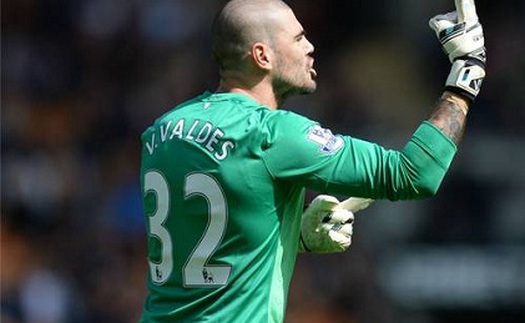 Victor Valdes đáp trả chỉ trích của Van Gaal