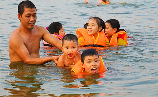 Hồ Linh Đàm trở thành... công viên nước, bất chấp nguy hiểm