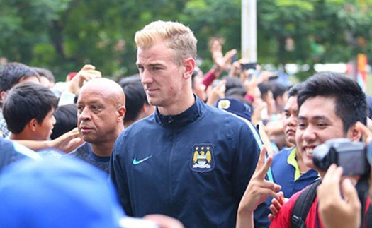 Joe Hart cao như tòa tháp giữa 'rừng' người hâm mộ Việt