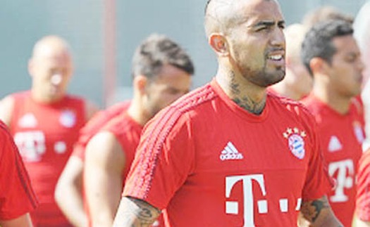 Vidal bị 'xỏ háng' ngay ở lần đá ma đầu tiên tại Bayern Munich