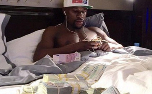 Floyd Mayweather xếp tiền thành đống, tậu thêm hàng chục đôi giầy hiệu