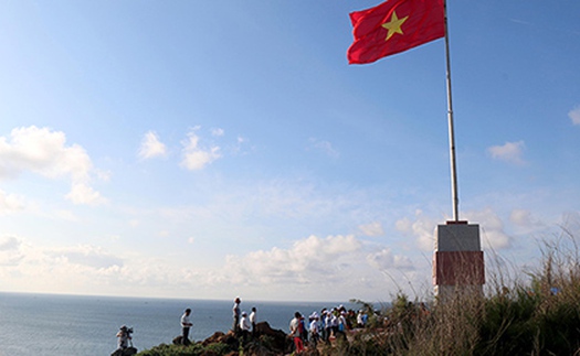 Ngắm cờ Tổ quốc tung bay trên đảo tiền tiêu Phú Quý