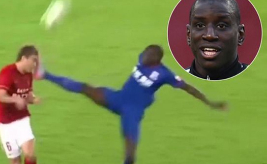 Demba Ba gây sốc với pha kung-fu vào mặt đối phương ở Trung Quốc